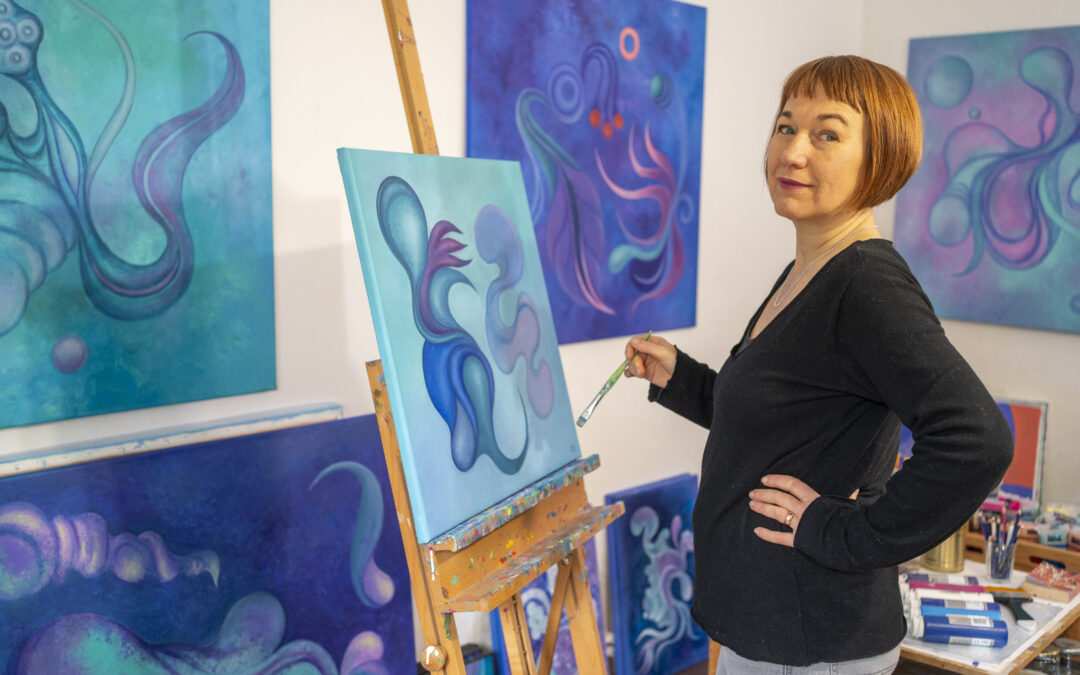 Künstlerin Eka Orba im Atelier an der Staffelei – abstrakte Malerei