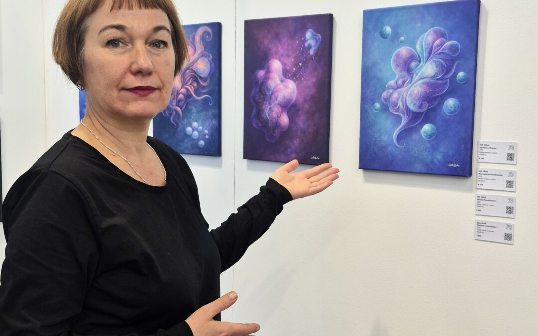 Eka Orba neben ihren violetten und blauen Mixed-Media-Werken auf der Discovery Art Fair Frankfurt 2026.